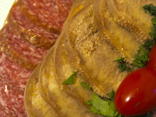 Festliche Fleischstücke Rinderzunge Wurst Schinken Schweinefleisch Kirschtomaten — Stockfoto