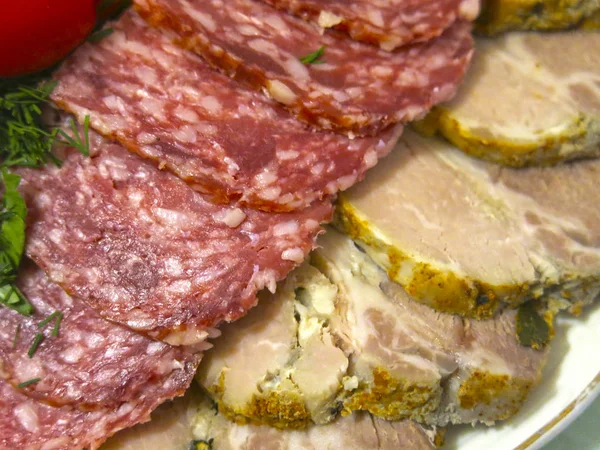 Cortes Carne Festivos Lengua Res Salchicha Salami Jamón Cerdo Tomates —  Fotos de Stock