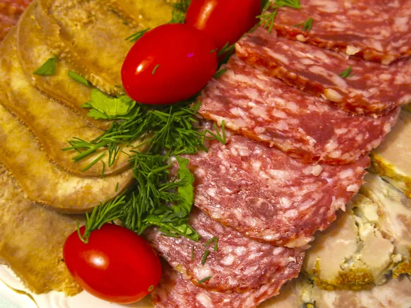 Cortes Carne Festivos Lengua Res Salchicha Salami Jamón Cerdo Tomates —  Fotos de Stock