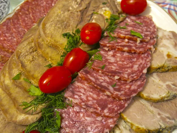 Festliche Fleischstücke Rinderzunge Wurst Schinken Schweinefleisch Kirschtomaten — Stockfoto