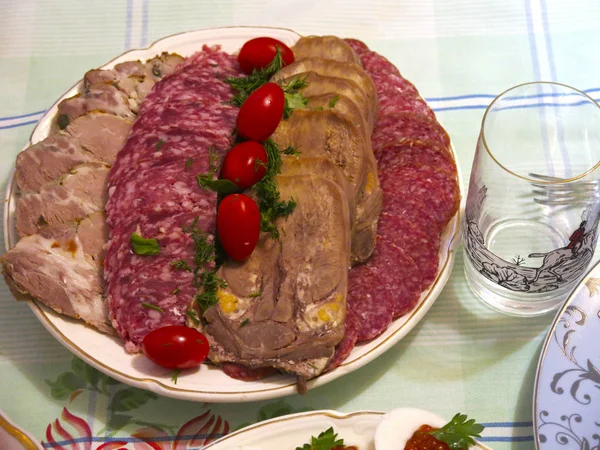 Świąteczne Kawałki Mięsa Język Wołowy Kiełbasa Salami Szynka Wieprzowina Pomidory — Zdjęcie stockowe