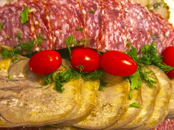 Festliche Fleischstücke Rinderzunge Wurst Schinken Schweinefleisch Kirschtomaten — Stockfoto