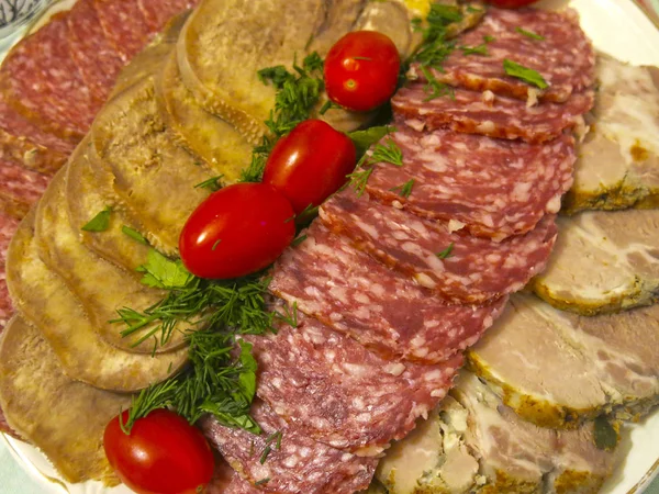 Festliche Fleischstücke Rinderzunge Wurst Schinken Schweinefleisch Kirschtomaten — Stockfoto