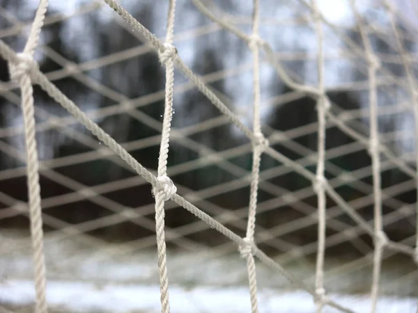 Karla Kaplı Bir Spor Sahasına Yakın Şebeke Ile Futbol Golü — Stok fotoğraf