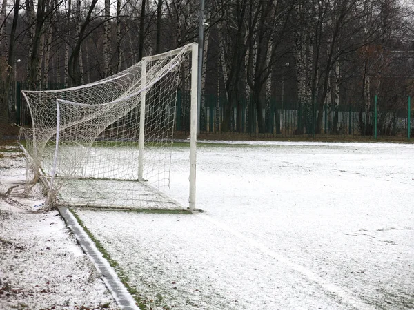Karla Kaplı Bir Spor Sahasına Yakın Şebeke Ile Futbol Golü — Stok fotoğraf