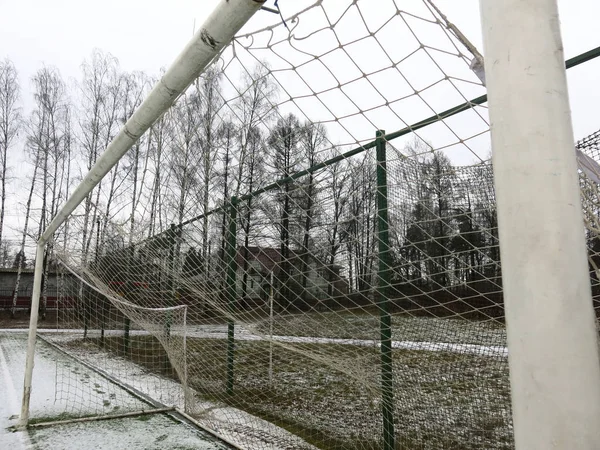 在雪地覆盖的运动场上 足球进球与网的紧密相连 — 图库照片