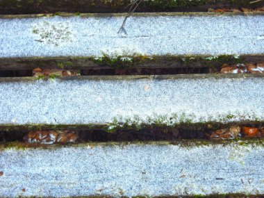 Aralıklarla karla kaplı paralel panolar