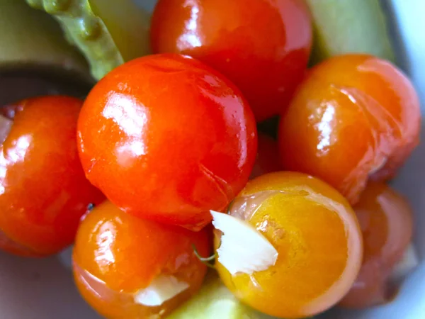 Tomates Escabeche Con Pepinos Ajo Plato — Foto de Stock