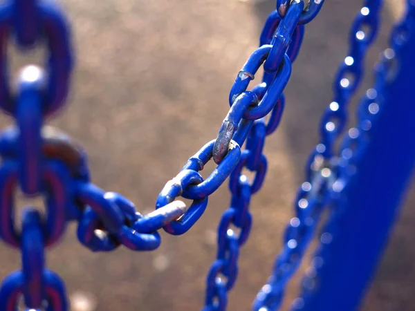 Helder Blauw Metalen Ketting Straat — Stockfoto