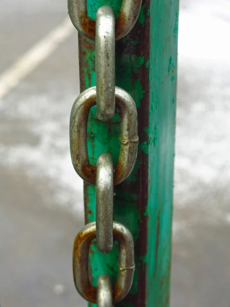 Una Catena Acciaio Grigio Arrugginito Pende Dal Cancello Verde — Foto Stock