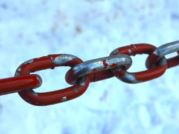 Ijzeren Ketting Met Schilferende Rode Verf Een Achtergrond Van Sneeuw — Stockfoto