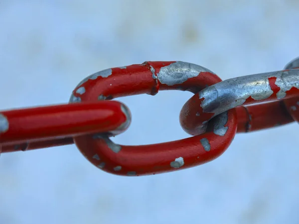 Kar Zemininde Kırmızı Boyalı Demir Zincir — Stok fotoğraf
