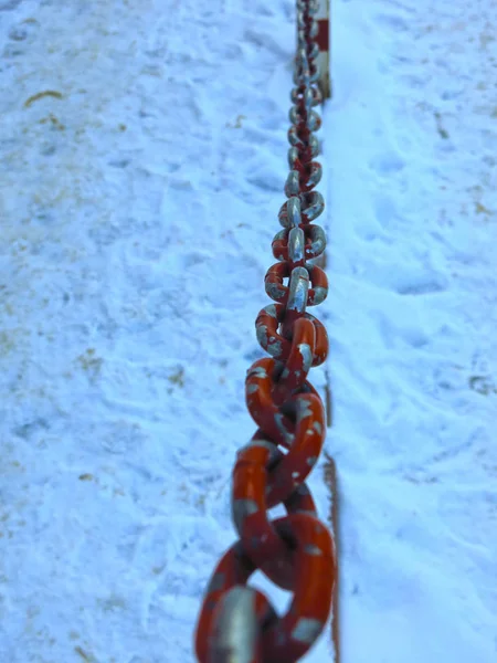 Corrente Ferro Com Descascamento Tinta Vermelha Fundo Neve — Fotografia de Stock