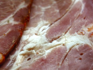 Tatil masasındaki et kesikleri: jambon, salam, jambon.