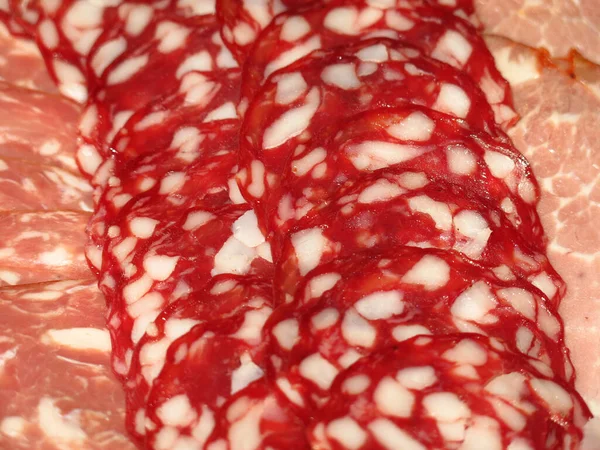 Kawałki Mięsa Stole Świątecznym Szynka Kiełbasa Salami Szynka — Zdjęcie stockowe