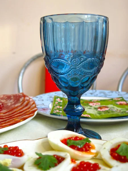 Mesa Festiva Cubierta Con Bocadillos Vidrios Azules Pesados — Foto de Stock