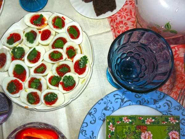 Tavolo Festivo Coperto Snack Pesanti Bicchieri Vetro Blu — Foto Stock