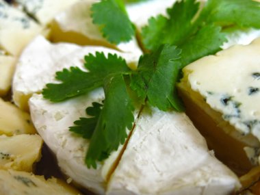 Farklı peynir ve otlardan oluşan bayram tabağı.