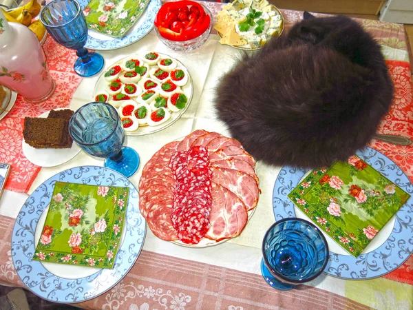 Gato Peludo Negro Está Acostado Una Mesa Festiva Entre Aperitivos — Foto de Stock