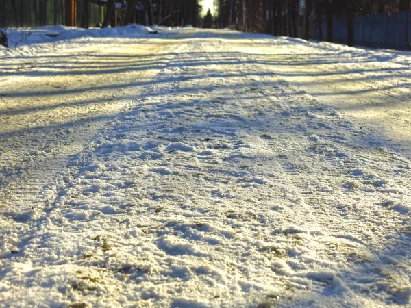 冬の雪に覆われた田舎道はタイヤトラックで真っすぐ — ストック写真