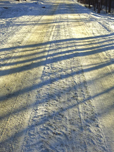 Wintersneeuw Bedekt Land Weg Recht Met Bandensporen — Stockfoto