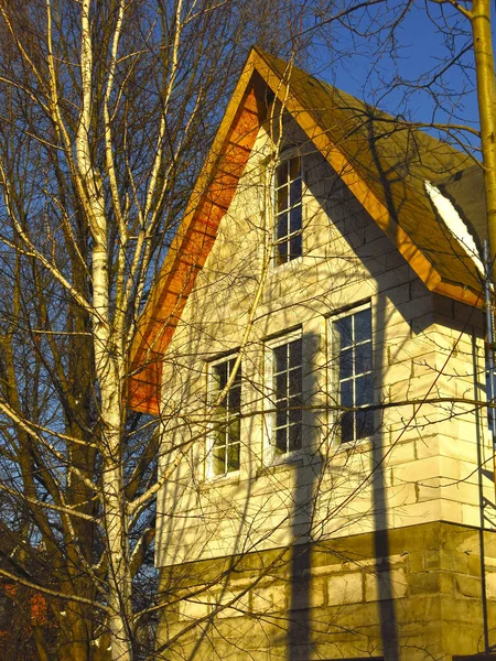 Casa Rurale Inverno Fuori Città Illuminata Dal Sole — Foto Stock