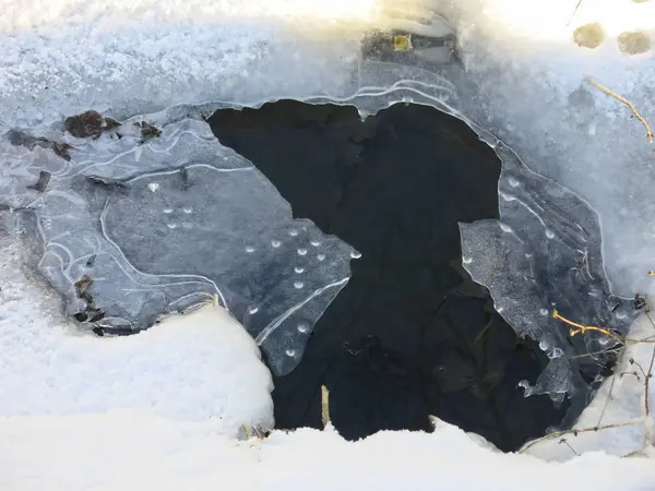 Trou Dans Fossé Avec Des Bords Pointus Glace Printemps — Photo