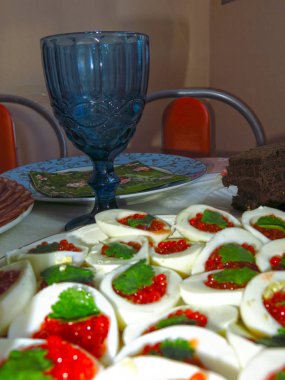 Kırmızı havyarlı, yeşillikli ve haşlanmış yumurtalı şenlik masası.