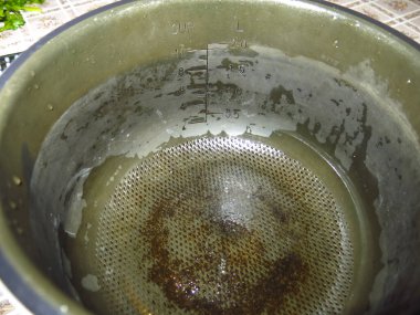  Büyük bir tencerenin paslı ve eski dibi.