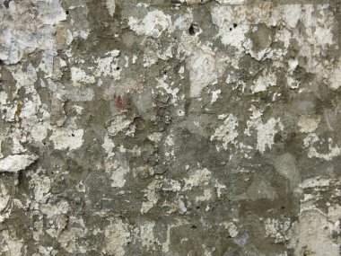 Bir sürü reklamı olan sütunun eski beton yüzeyi.