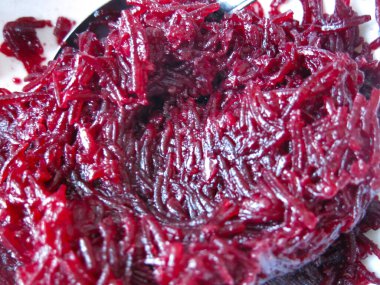 Yemek tabağında rendelenmiş kırmızı pancar.