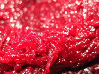 Yemek tabağında rendelenmiş kırmızı pancar.