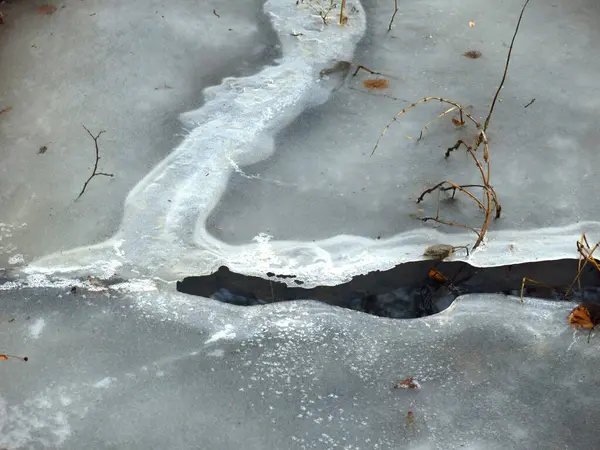 Зимний Поток Течет Талым Льдом — стоковое фото