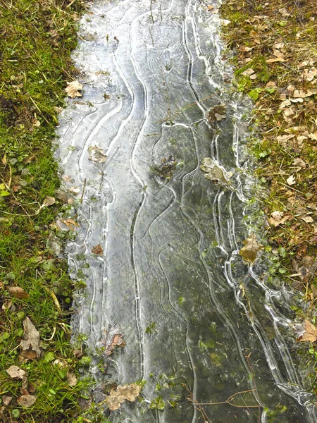 Hermoso Hielo Forma Rayas Una Zanja Congelada —  Fotos de Stock