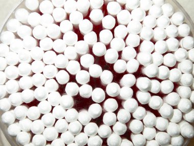 Bir kutu içinde bir sürü pamuklu çubuk.