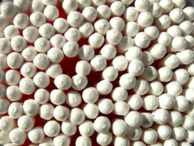 Bir kutu içinde bir sürü pamuklu çubuk.