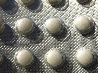 Folyolu şeffaf bir pakette beyaz tabletler
