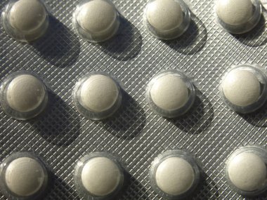 Folyolu şeffaf bir pakette beyaz tabletler