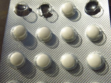 Folyolu şeffaf bir pakette beyaz tabletler