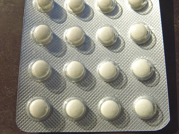 Białe Tabletki Przezroczystym Opakowaniu Folią — Zdjęcie stockowe