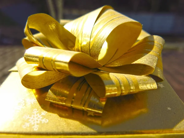 Beautiful Golden Ribbon Gift Box — Stock Photo, Image