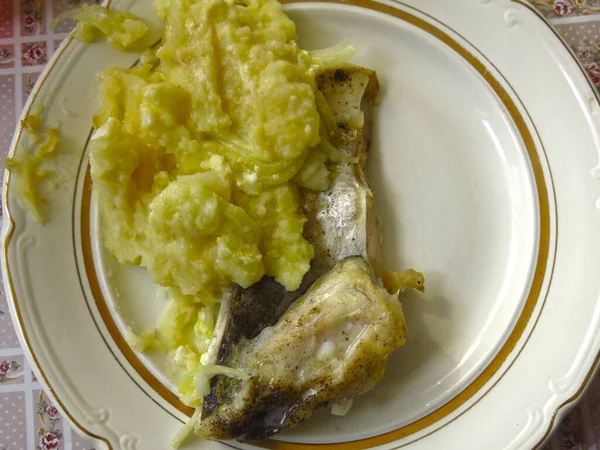 Ψητό Ψάρι Κρεμμύδια Και Πατάτες Πιάτο — Φωτογραφία Αρχείου