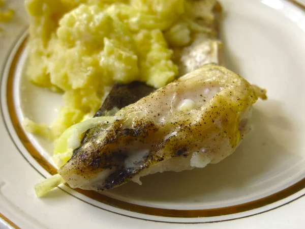 Peixe Cozido Forno Com Cebolas Batatas Prato — Fotografia de Stock