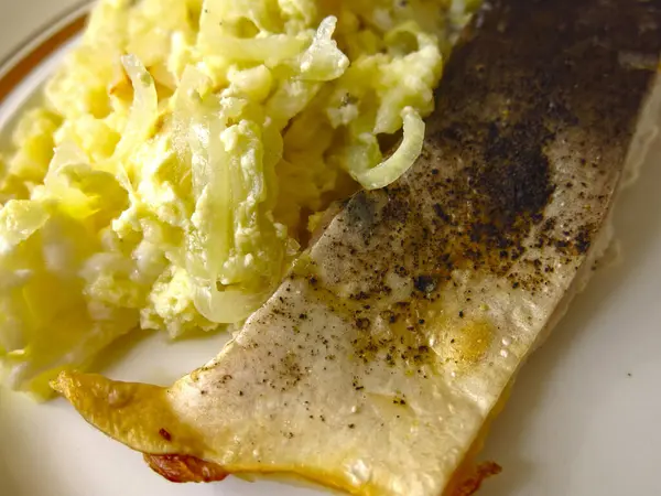 Gebackener Fisch Mit Zwiebeln Und Kartoffeln Auf Einem Teller — Stockfoto