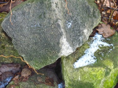 Karla kaplı kayalar bir yığın halinde yatar.