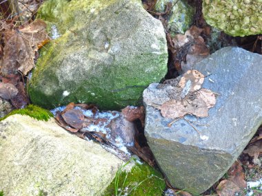 Karla kaplı kayalar bir yığın halinde yatar.