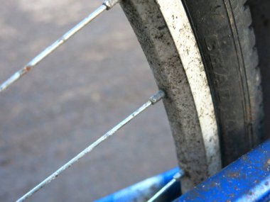 Demir telli mavi bisiklet lastiği.