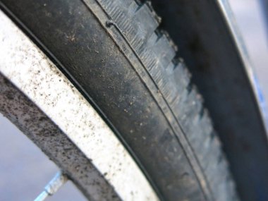 Demir telli mavi bisiklet lastiği.