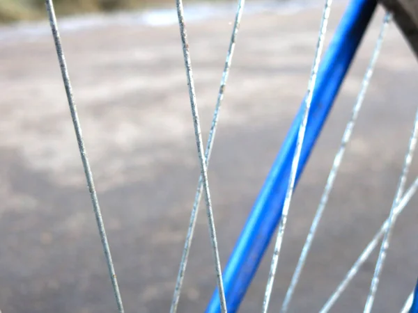 带有铁条的蓝色自行车轮胎 — 图库照片