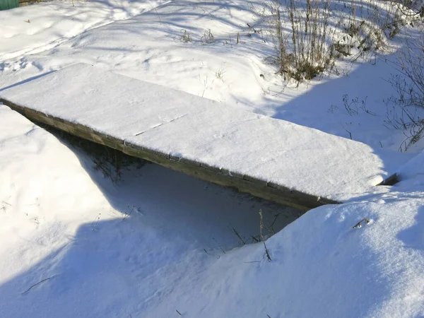 Ponte Madeira Coberta Neve Inverno Aldeia — Fotografia de Stock